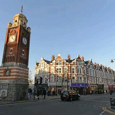 Room With Luxury Private Bathroom & Independent Entrance Near Tube London Exterior photo