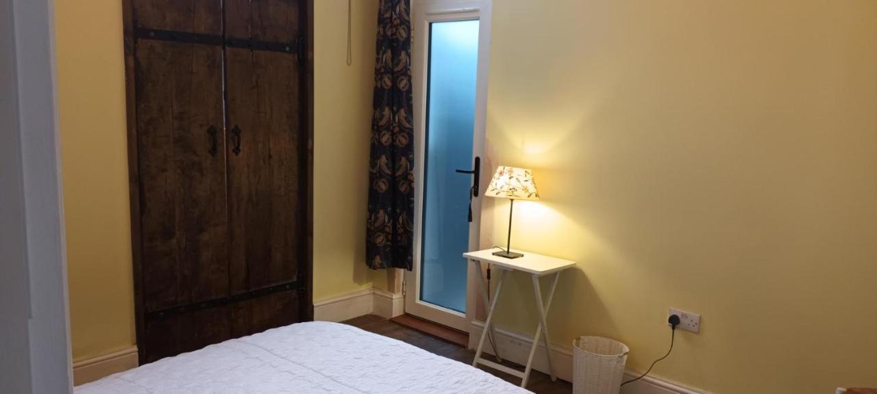 Room With Luxury Private Bathroom & Independent Entrance Near Tube London Exterior photo