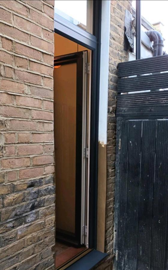 Room With Luxury Private Bathroom & Independent Entrance Near Tube London Exterior photo