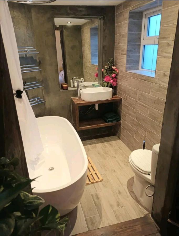 Room With Luxury Private Bathroom & Independent Entrance Near Tube London Exterior photo