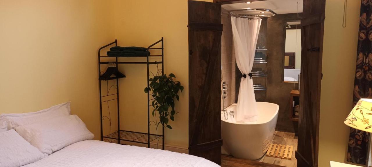 Room With Luxury Private Bathroom & Independent Entrance Near Tube London Exterior photo