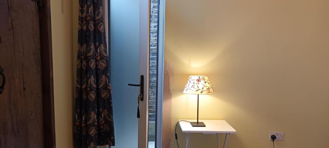 Room With Luxury Private Bathroom & Independent Entrance Near Tube London Exterior photo