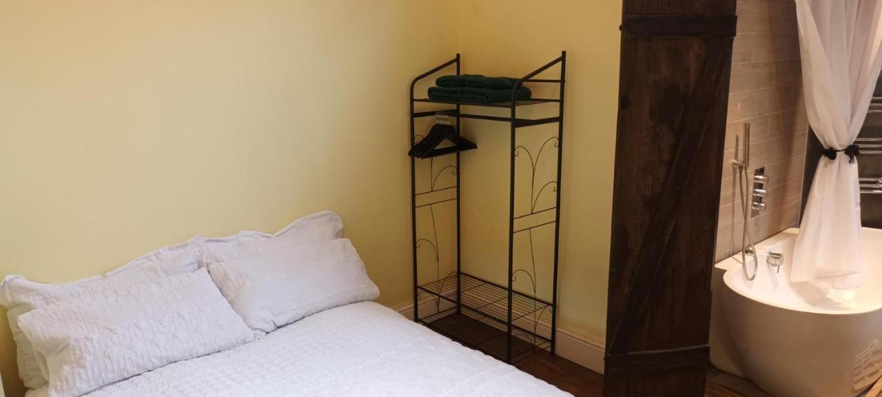 Room With Luxury Private Bathroom & Independent Entrance Near Tube London Exterior photo