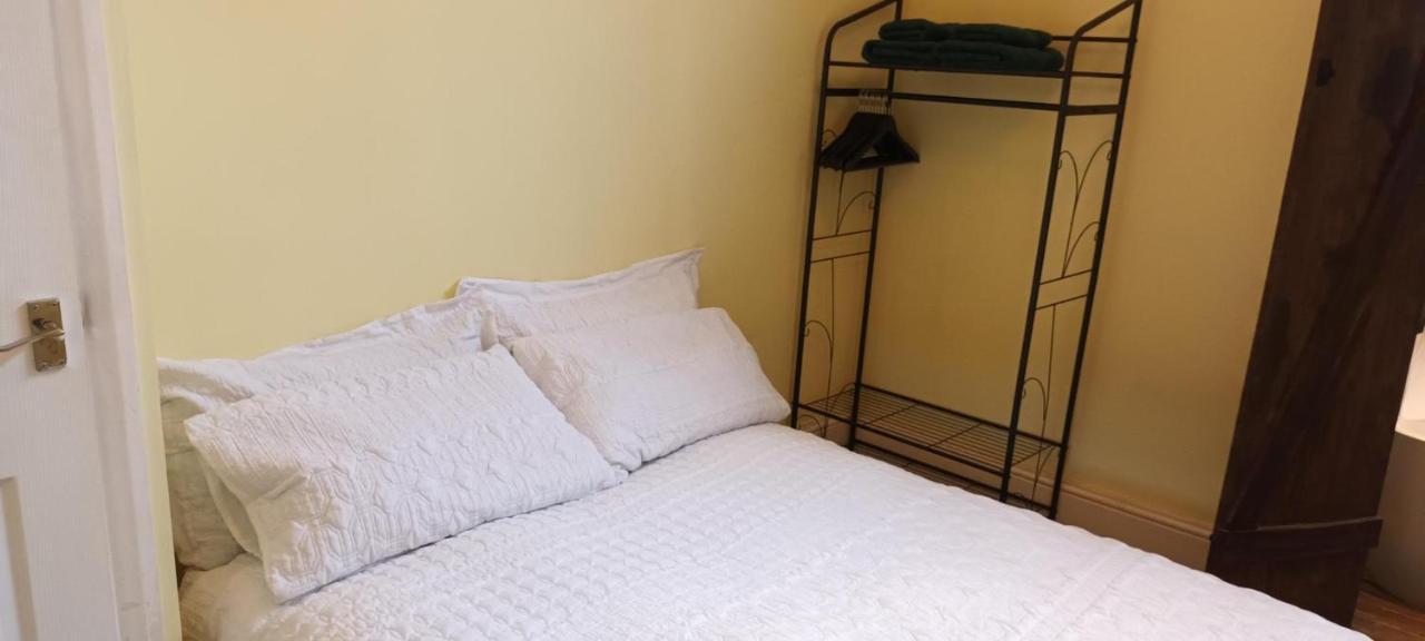 Room With Luxury Private Bathroom & Independent Entrance Near Tube London Exterior photo